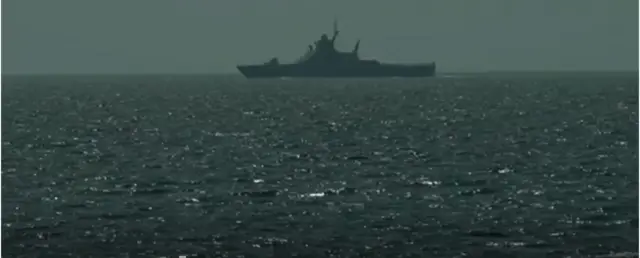 HMS ඩිෆෙන්ඩර් යාත්‍රාව කරා සමීප වූ රුසියාවට අයත් යාත්‍රාවක්