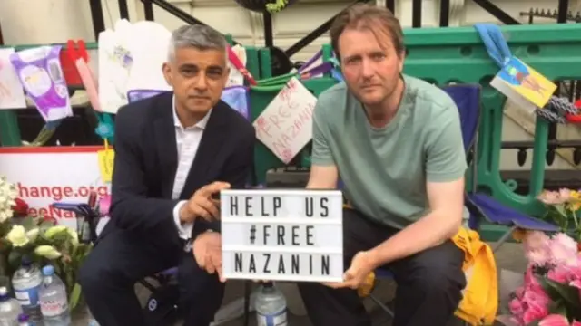 صادق خان شهردار مسلمان لندن با همسر نازنین زاغری مقابل سفارت جمهوری اسلامی ایران دیدار کرده بود