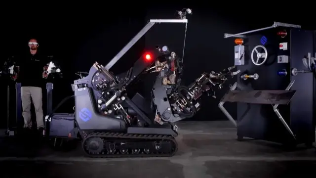 Оператор в экзоскелете управляет крупным роботом