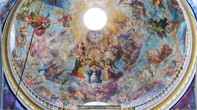 比利亚尔潘多于1688年绘制了墨西哥普埃布拉的大教堂主圣坛的圆顶。