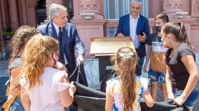 El presidente Alberto Fernández descubre una placa en homenaje a las víctimas del estallido social de 2001.