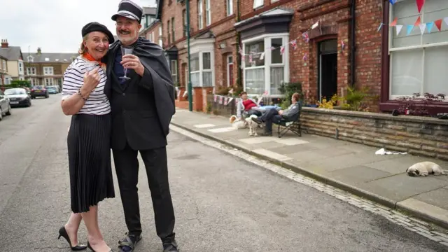 Люди в костюмах