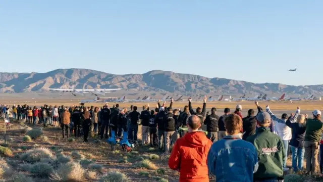 Voo inaugural do Stratolaunch no desertosurebet calculatorMojave