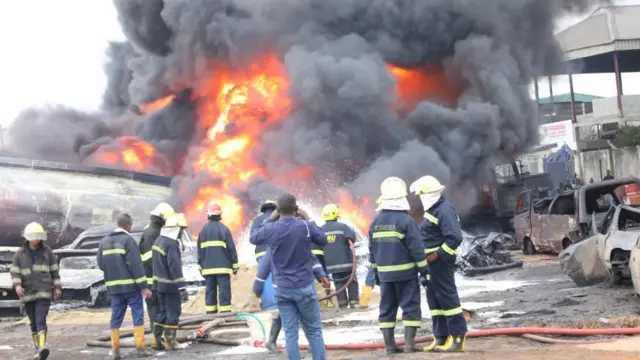 Awọn osisẹ panapana n sisẹ lati pa ina to n jo ati mọto to n jona