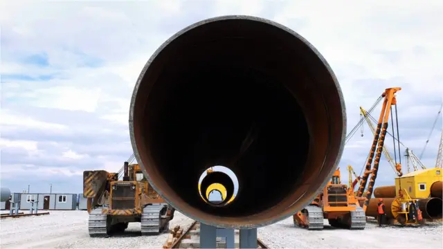 enorme tubo que servirá de estructura para el puente
