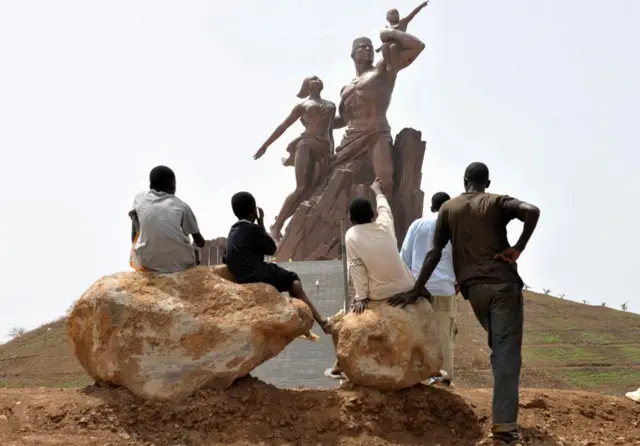 Tượng đài ở Senegal