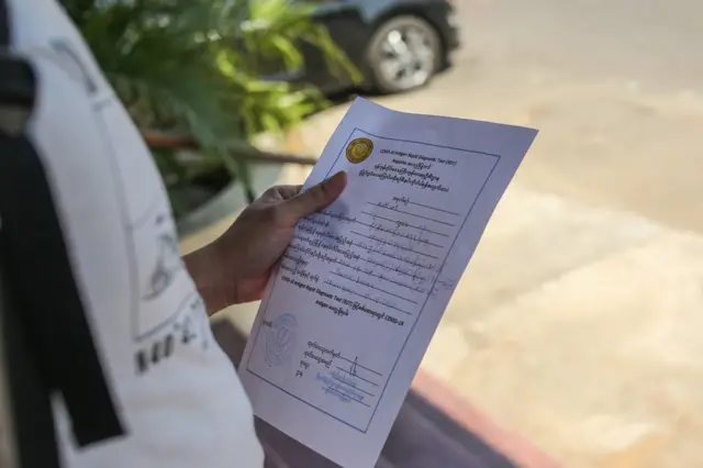 ကိုဗစ်ရှိမရှိ ရန်ကုန်မြို့၊ ဆူးလေဘုရားအနီးရှိ Tourist Burma အဆောက်အအုံနဲ့ အောင်မင်္ဂလာအဝေးပြေးယာဉ်ရပ်နားစခန်းရှိ ဒေသန္တရဆေးခန်းတို့မှာ နှာခေါင်းတို့ဖတ်၊ အာခေါင်တို့ဖတ်ရယူကာ (RT-PCR Test) စစ်ဆေးနေတာဖြစ်ပြီး တဦးကို မြန်မာငွေကျပ် ၁ သောင်းနဲ့ စစ်ဆေးပေးနေ