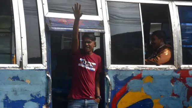 ঢাকার গণপরিবহনে যাত্রী বা কর্মী, দুজনের মধ্যেই মাস্ক পরতে অনীহা, ১৩/০১/২০২২