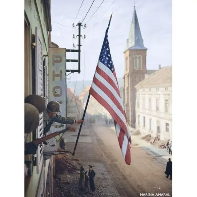 Bandeira americana é hasteada na França após vitória dos Aliados