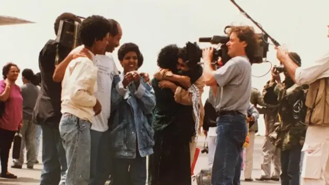 ኣበባ ተስፋጊዮርጊስ ኤርትራ ምስ ተመልሰት ደቃ ኣብ ማዕርፎ ነፈርቲ እናተቐበለኣ 1991