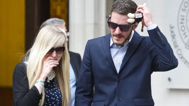 Connie Yates y Chris Gard llorando a la salida de los tribunales.