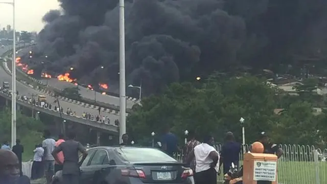 Awọn ọkọ to n jona lori afara