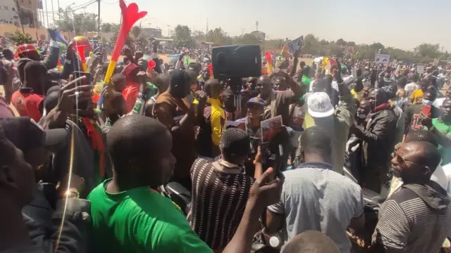 Une foule à Ouagadougou célèbre le coup d'État, le 25 janvier 2022.
