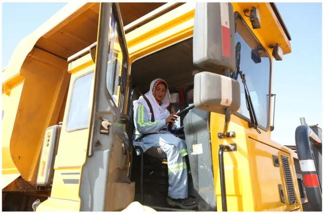 巴基斯坦塔爾煤礦的女翻斗車司機