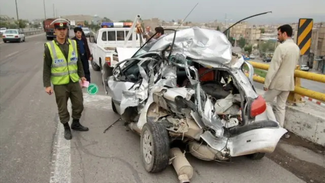 پزشکی قانونی: در فروردین ماه سال ۱۳۹۵ حدود ۱۳۳۵ نفر جان خود را در تصادفات رانندگی از دست دادند
