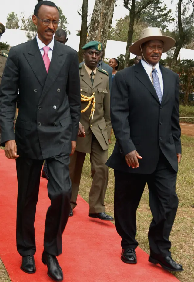 Prezida Paul Kagame (i bumoso) na Prezida Yoweli Museveni (i buryo) bahurira i Mbarara itariki 30/09/2006