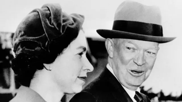 Kraliçe II. Elizabeth, dönemin ABD Başkanı Dwight Eisenhower ile birlikte, 18 Ekim 1957.
