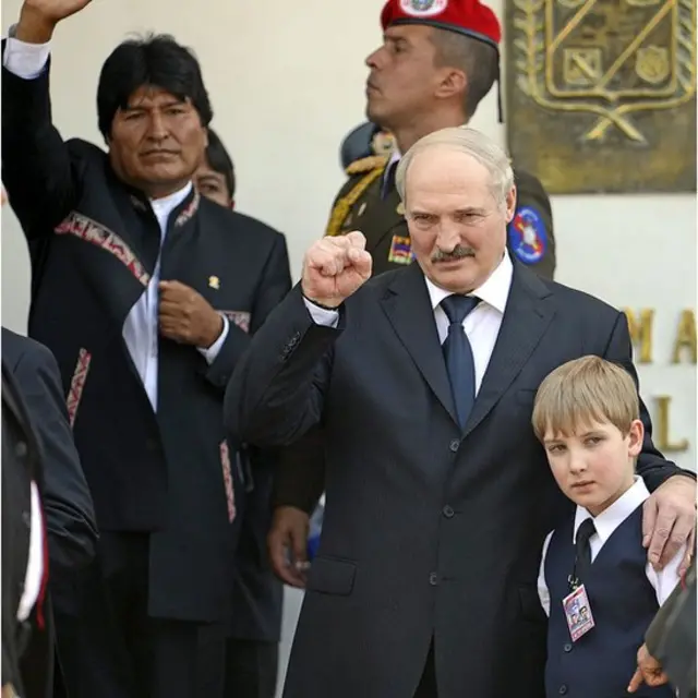 Lukashenko y su hijo en el funeral de Hugo Chávez