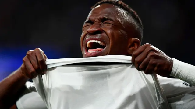 Vinicius salió llorando del partido por una lesión.
