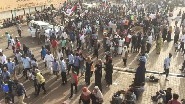 Alors que la population manifeste sa joie depuis quelques heures, l'Association des professionnels soudanais, une coordination des militants de l'opposition, estime que les anciens dirigeants ne devraient pas faire partie de l'administration de transition et appellent à de nouvelles manifestations, selon l'AFP.