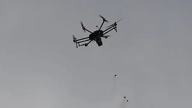 ผู้เห็นเหตุการณ์เล่าว่ามีการใช้โดรนบินเข้าไปทิ้งแก๊สน้ำตาใส่กลุ่มผู้ประท้วงอย่างน้อย 1 จุด