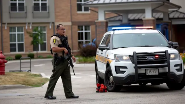 Agente de policía armado