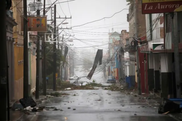 Uma rua cheiablaze de apostasfios elétricos e escombros sobre eles