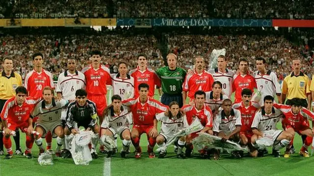 USA and Iran players pose for a joint team photo at France 98