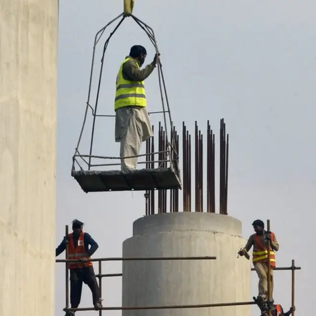 اورنج ٹرین پر مزدور کام کر رہے ہیں