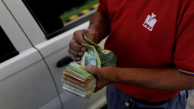 Hombre con un fajo de billetes (foto de agosto de 2018)