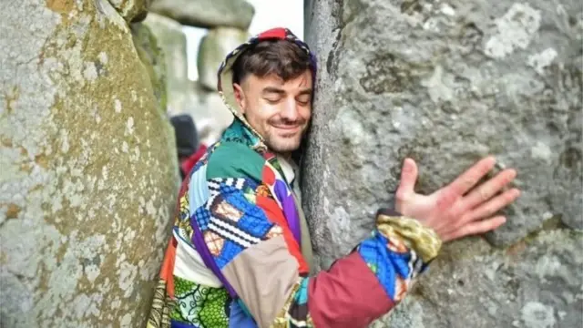 Неодруид у Стоунхенджа