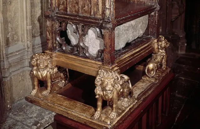 Деревянное кресло и кусок белого известняка, лежащий под сиденьем