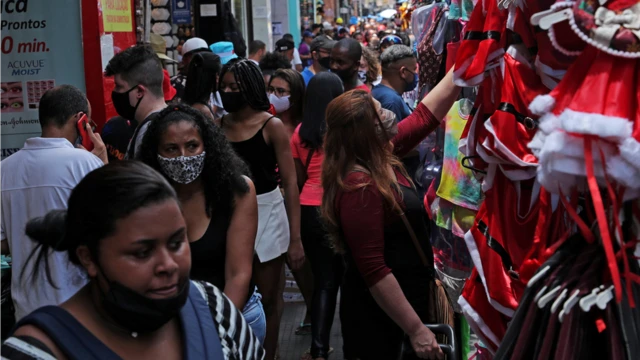 Pessoas caminhando na rua 25jogo do foguete f12 betMarço,jogo do foguete f12 betSão Paulo