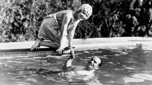 Pickford dan Douglas Fairbanks dianggap sebagai ratu dan raja Hollywood.
