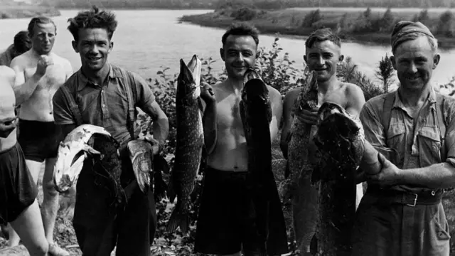 Німецькі солдати з уловом, СРСР, літо 1941 року
