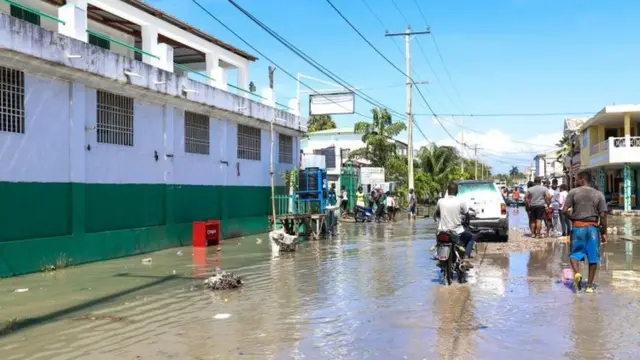 Grupoganhar aviatorpessoas caminhandoganhar aviatorrua inundadaganhar aviatorLes Cayes