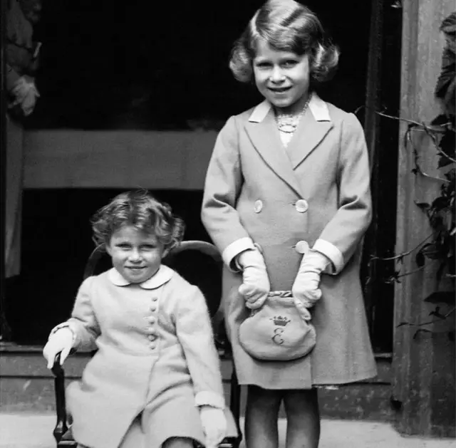 એલિઝાબેથ અને 1930માં જન્મેલાં તેમનાં નાનાં બહેન માર્ગરેટે ઘર પર જ પોતાનો અભ્યાસ પૂર્ણ કર્યો