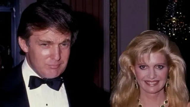 ਐਲਨ ਬੇਨੇਟ ਨੇ 'ਆਲ ਫੈਮਲੀਜ਼' ਅਧੀਨ ਲਿਖਿਆ, ''ਇਹ ਇੱਕ ਰਹੱਸ ਹੈ : ਉਹ ਹੋਰ ਪਰਿਵਾਰਾਂ ਦੀ ਤਰ੍ਹਾਂ ਨਹੀਂ ਹੈ।''