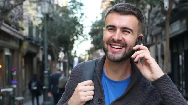 Hombre caminando y hablando por el celular