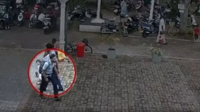 একজন সন্দেহভাজন হামলাকারী তার পিঠে একটি বড় রুকসাক নিয়ে রাস্তা দিয়ে হেঁটে হেঁটে নিগোম্বো শহরের একটা গির্জার ভেতরে গিয়ে ঢুকছে।