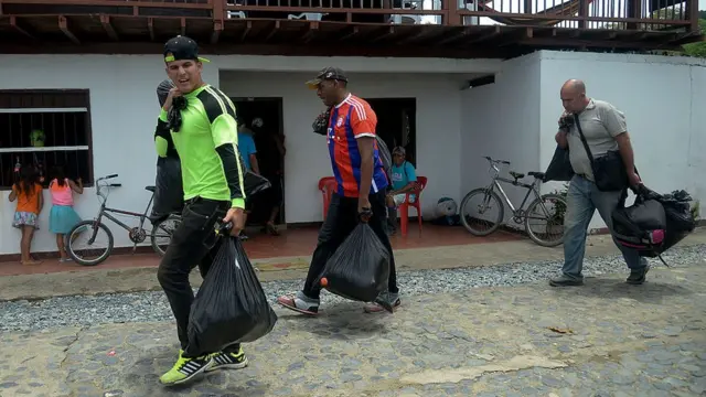 Migrantes con pertenencias.