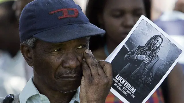Des centaines de personnes s'étaient rassemblées le 24 Octobre 2007 à Johannesburg, pour les funérailles de Lucky Dube.