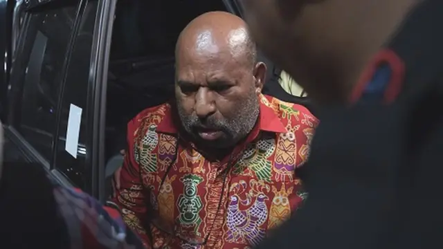 Gubernur Papua Lukas Enembe memasuki ruangan untuk menjalani pemeriksaan kesehatan di Paviliun Kartika, Rumah Sakit Pusat Angkatan Darat (RSPAD) Gatot Subroto, Jakarta, Selasa (10/1/2023).