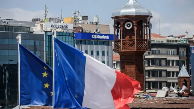 AB ve Fransa bayrakları