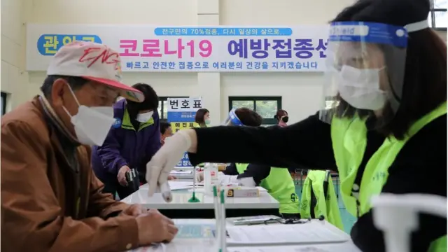 7일 오후 서울 관악구 코로나19 예방접종센터에서 한 어르신이 백신(화이자) 접종에 앞서 문진표를 작성하고 있다. 백신 공급이 일시적으로 부족해지면서 접종 속도 조절을 하고 있는 가운데 화이자 백신은 다음 달까지 486만여 회분이 들어오고, 14일부터는 아스트라제네카 890만 회분도 순차적으로 들어올 예정이다. 정부는 공급에 숨통이 트이며 접종이 다시 본격화될 걸로 보고 있다