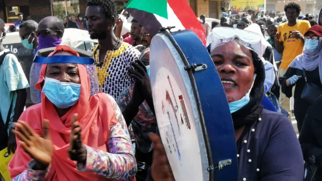 Haka kuma masu zanga-zanga sun fito kan tituna a ranar Alhamis a Khartoum babban birnin Sudan. An samu tarzoma iri-iri a Sudan biyo bayan juyin mulkin da aka yi a Oktoban bara.
