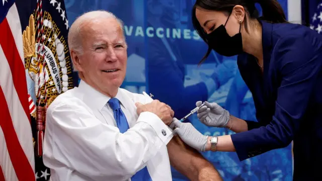 拜登（左）在白宮接種新冠病毒疫苗加強劑（25/10/2022）