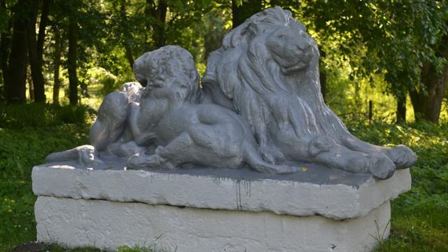 Пам'ятник левиці з левеням