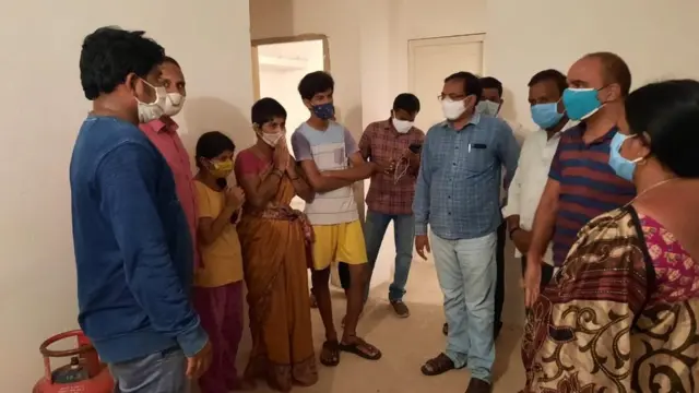 కుటుంబానికి ఇల్లు ఇచ్చిన అధికారులు