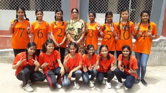 প্রধান শিক্ষিকার সাথে কাবাডি টিম।